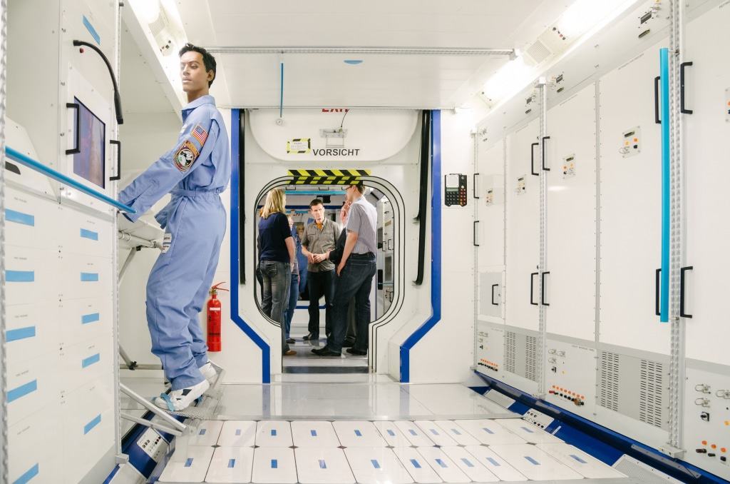 Wie lebt es sich als Astronaut auf der ISS? Bei der Raumfahrtführung bei Airbus erhalten Bremen-Besucher spannende Einblicke. Copyright: Jonas Ginter / BTZ Bremer Touristik-Zentrale
