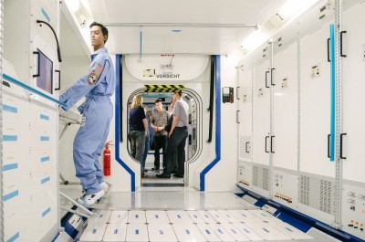 Wie lebt es sich als Astronaut auf der ISS? Bei der Raumfahrtführung bei Airbus erhalten Bremen-Besucher spannende Einblicke. Copyright: Jonas Ginter / BTZ Bremer Touristik-Zentrale