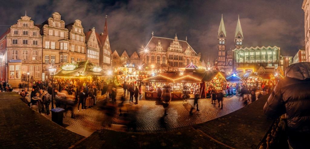 Festlich beleuchtet der Marktplatz mit Rathaus und Roland. Foto: Jonas Ginter / BTZ Bremer Touristik-Zentrale (UNESCO Welterbe) zum Bremer Weihnachtsmarkt.