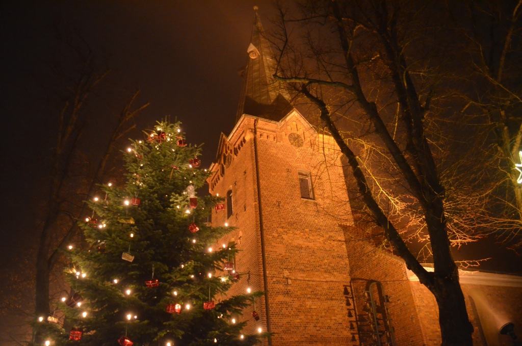 Festlich beleuchtete Dreikönigskirche Bad Bevensen zur Weihnachtszeit (c) BBM