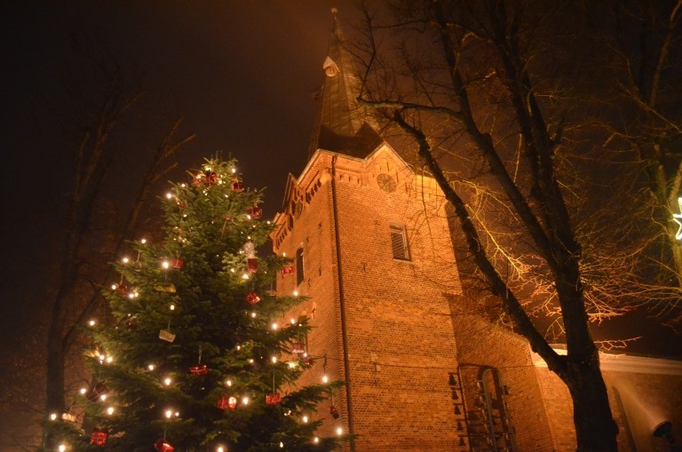 Festlich beleuchtete Dreikönigskirche Bad Bevensen zur Weihnachtszeit (c) BBM