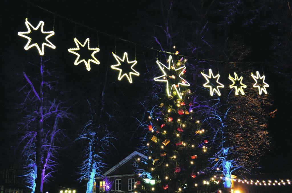 Zur Weihnachtszeit gibt es im Heideort Bad Bevensen jedes Jahr einen Weihnachtsmarkt mit Lichterglanz, weihnachtlichem Budenzauber und einem abwechslungsreichen Programm rund um den Kirchplatz in der Innenstadt von Bad Bevensen. (c) BBM/ Marta Kowalska
