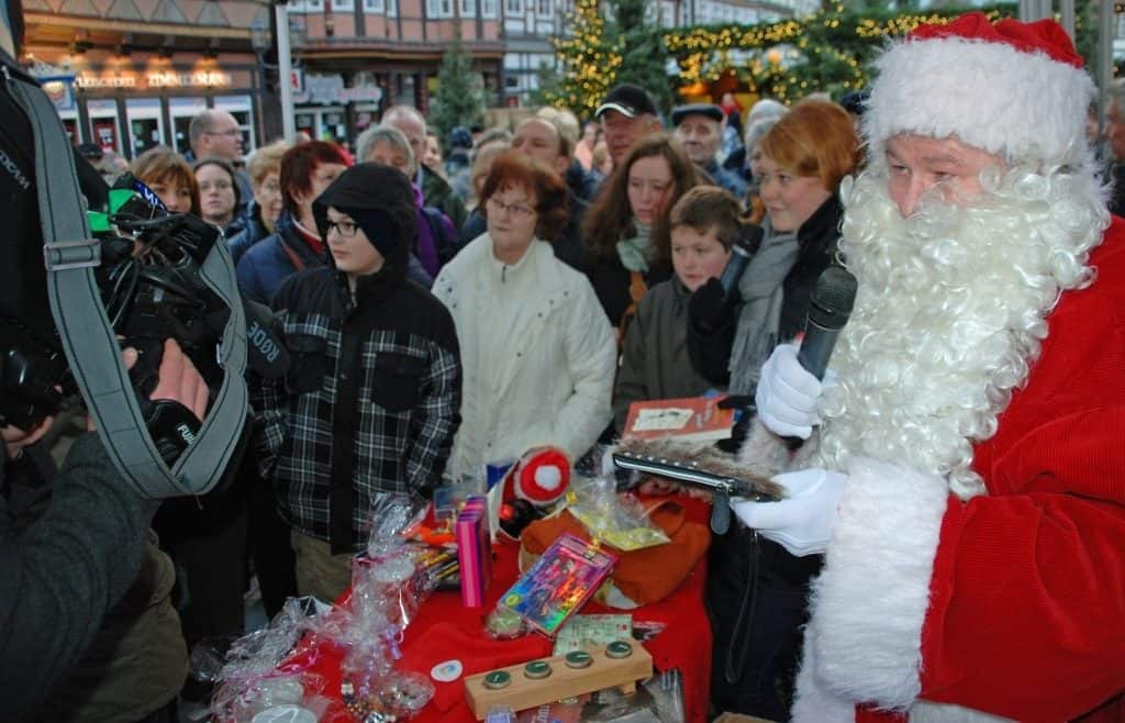 Der Weihnachtsmann hat ein Auge darauf, dass jeder auch bekommt, was er gerne haben möchte ©CTM GmbH; www.celle-tourismus.de