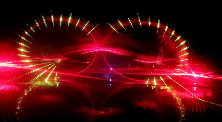 ^Einer der großen Höhepunkte der Heideblütenfestwoche 2018 wird die Auftaktveranstaltung „Der See brennt“ am Lopausee mit einer spektakulären Lasershow und Live-Musik sein. (Foto: bocatec)
