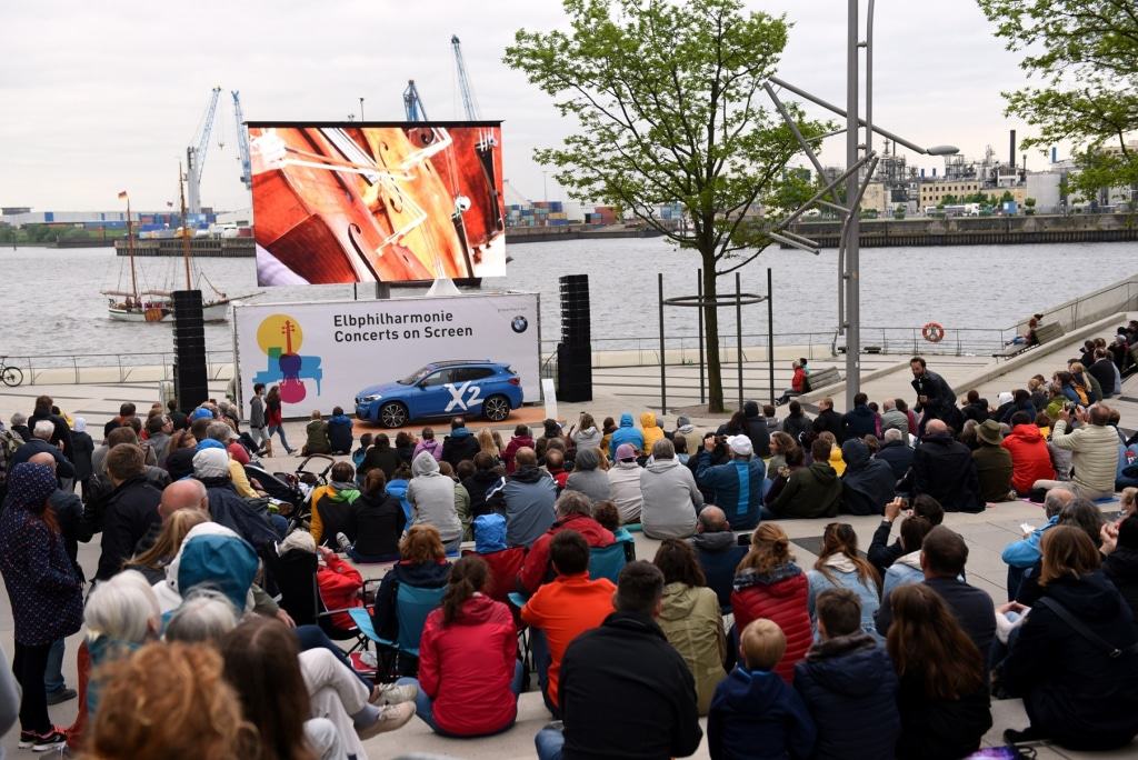 Unter dem Motto „Elbphilharmonie Concerts on Screen“ werden auf einer LED-Wand Konzertmitschnitte und ein Live-Konzert aus dem Großen Saal des Musikhauses gezeigt. Foto: Hamburg Messe und Congress / Nico Maack