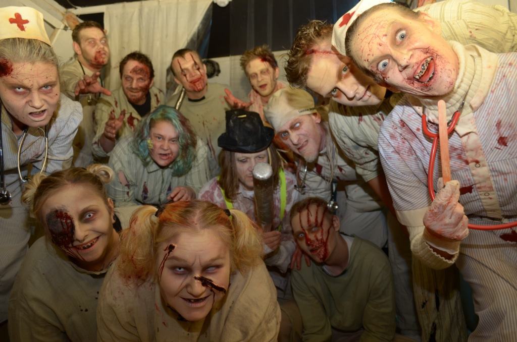 In den Mazes lauern nicht nur freundliche Gestalten. Foto: Heide Park Resort, 2018
