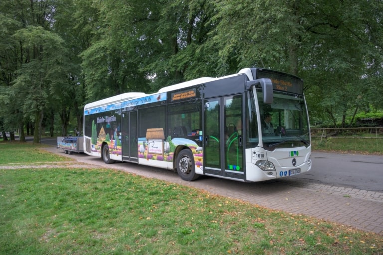 Der kostenlose Freizeitbus Heide-Shuttle ist ein Erfolgsprojekt des Naturparks Lüneburger Heide. Einige Corona-Bestimmungen sind einzuhalten, wenn er dieses Jahr am 15. Juli in seine 15. Saison startet. Foto: Naturpark Lüneburger Heide