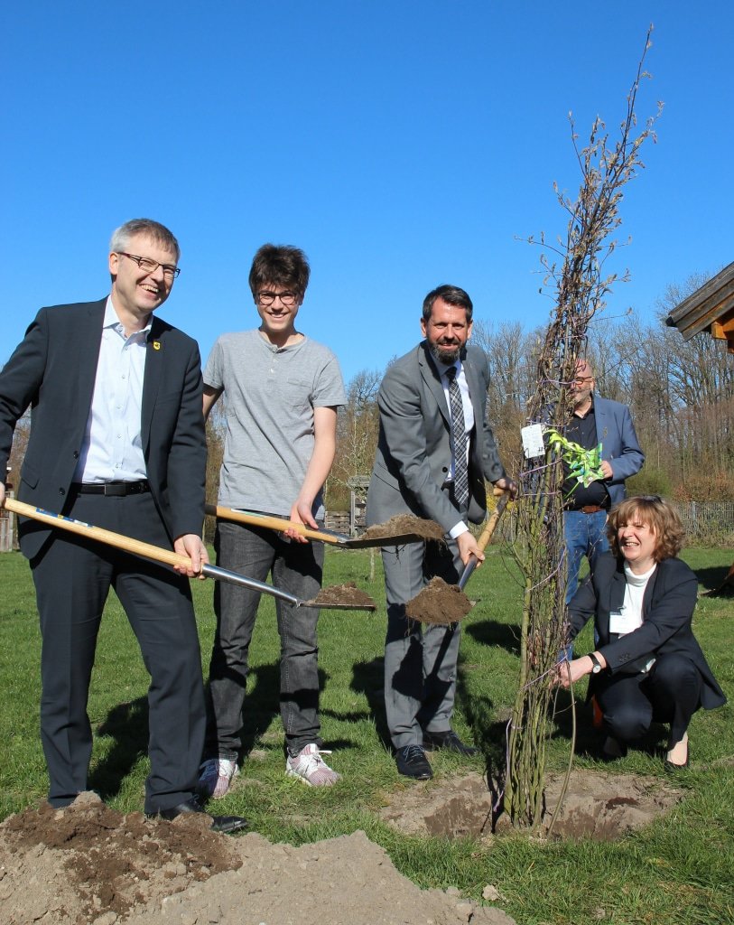 Feierstunde und Baumpflanzaktion mit Schüler*innen in der Naturpark- Schule OBS Hanstedt; © Naturparkregion Lüneburger Heide e.V.