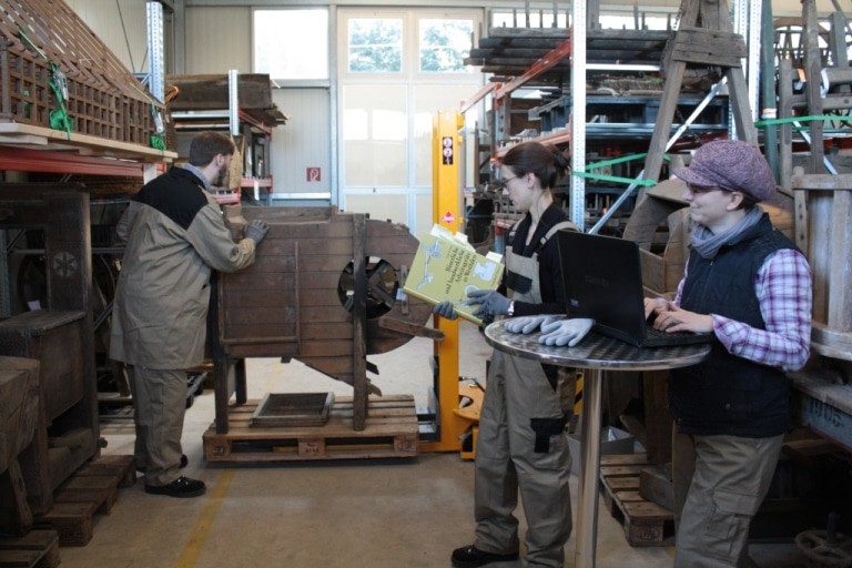 Philipp Kirf, Tanja Gissel und Ulrike Tänzer bei der Arbeit mit den landwirtschaftlichen Großgeräten im Museumsdepot. © Bachmann-Museum Bremervörde