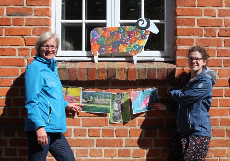 Hilke Feddersen (v.l.) und Hanna Fenske freuen sich über insgesamt 21 Beiträge zum Wettbewerb „ Zu Gast in der Natur“