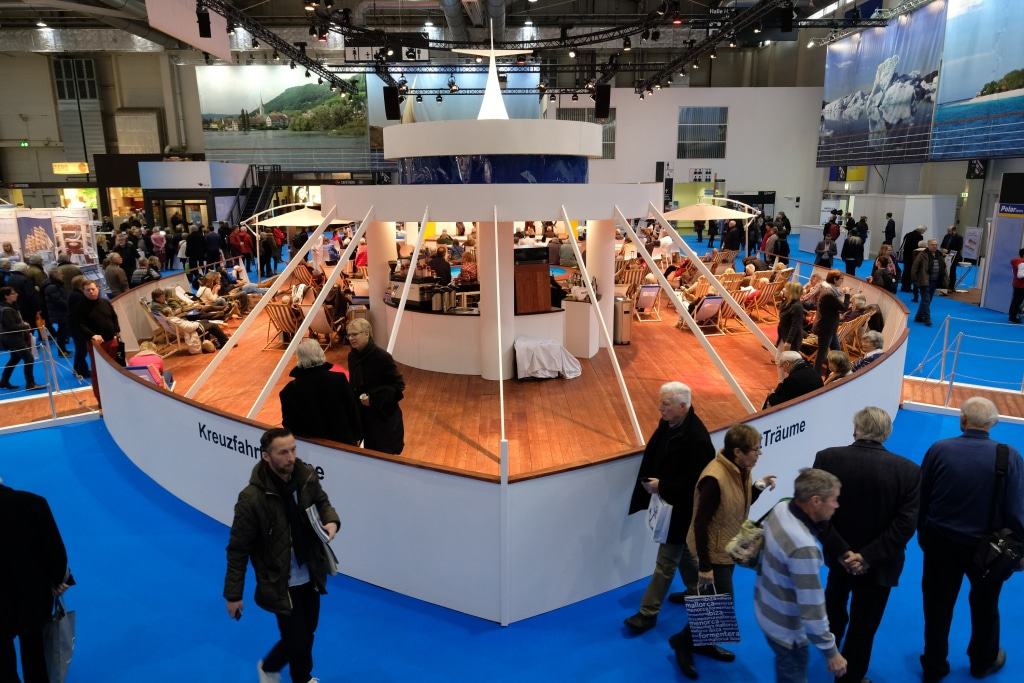 Für einmaliges Flair sorgt auf der KREUZFAHRTWELT HAMBURG das maritim gestaltete Schiffsdeck.  Foto: Hamburg Messe/ Stephan Wallocha