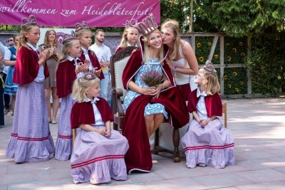 Heidekönigin Mona Otto bei ihrer Krönung 2018 durch die Vorgängerin (Anika Kuklinski ) Foto: Karoline Biermann