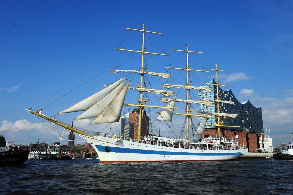 Das Drei-Mast-Vollschiff Mir ist das russische Segelschulschiff für Offiziersanwärter der Handelsmarine. Die Mir - übersetzt „Frieden“ - wurde als eines von sechs fast baugleichen Schwesterschiffen (Mir, Dar Mlodziezy, Nadezhda, Pallada, Khersones, Druzhba) im Jahr 1987 in der Danziger Werft gebaut. Mit knapp 109 Metern Länge gehört sie zu den größten aktiven Segelschiffen der Welt. Hamburg Messe und Congress / Nicolas Maack