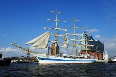 Das Drei-Mast-Vollschiff Mir ist das russische Segelschulschiff für Offiziersanwärter der Handelsmarine. Die Mir - übersetzt „Frieden“ - wurde als eines von sechs fast baugleichen Schwesterschiffen (Mir, Dar Mlodziezy, Nadezhda, Pallada, Khersones, Druzhba) im Jahr 1987 in der Danziger Werft gebaut. Mit knapp 109 Metern Länge gehört sie zu den größten aktiven Segelschiffen der Welt. Hamburg Messe und Congress / Nicolas Maack