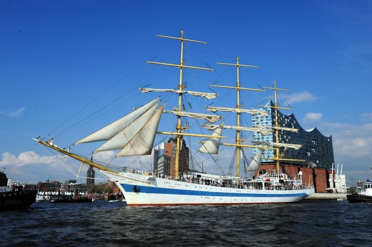 Das Drei-Mast-Vollschiff Mir ist das russische Segelschulschiff für Offiziersanwärter der Handelsmarine. Die Mir - übersetzt „Frieden“ - wurde als eines von sechs fast baugleichen Schwesterschiffen (Mir, Dar Mlodziezy, Nadezhda, Pallada, Khersones, Druzhba) im Jahr 1987 in der Danziger Werft gebaut. Mit knapp 109 Metern Länge gehört sie zu den größten aktiven Segelschiffen der Welt. Hamburg Messe und Congress / Nicolas Maack