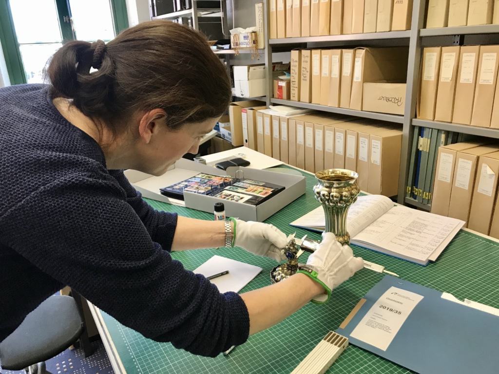 Kunsthistorikerin Christine Rüppell inventarisiert einen Ehrenpreis der Amazone Käthe Franke. Foto: Deutsches Pferdemuseum e.V.