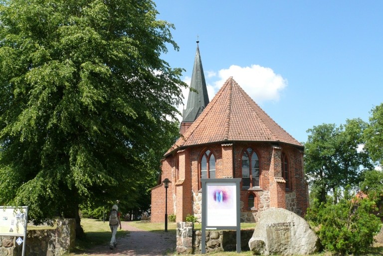 Startpunkt für den Auferstehungsweg ist die mehr als 1000 Jahre alte Kirche in Hanstedt I. Foto: Petra Reinken/Wortwolf