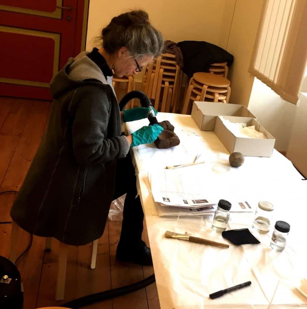 Die Diplom Restauratorin Claudia Bullack bei ihrer Arbeit an den moorarchäologischen Funden im Bachmann-Museum Bremervörde. © Bachmann-Museum Bremervörde