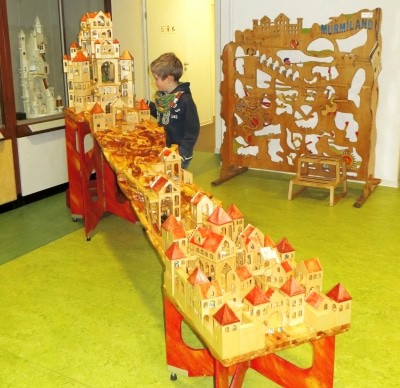 Eine besonders große Murmelbahn ist "Stadt-Land-Burg".
