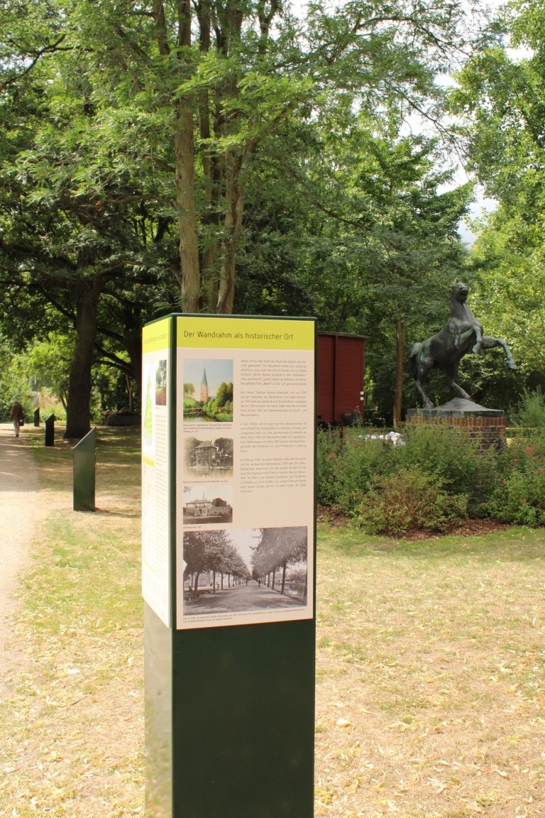 Vier Stelen mit sechs Text-Bild-Tafeln informieren im Wandrahm-Park über die Lüneburge Stadtgeschichte.