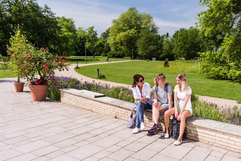 Ob ein Picknick, Wassertreten in der Ilmenau oder einfach nur entspannen - Der weitläufige Kurpark von Bad Bevensen ist zu jeder Jahreszeit ein lohnenswertes Ausflugsziel. © BBM Markus Tiemann