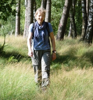 Lange, helle Hosen eignen sich derzeit bei hochgewachsenem Gras zum NORDPFADE-Wandern © TouROW