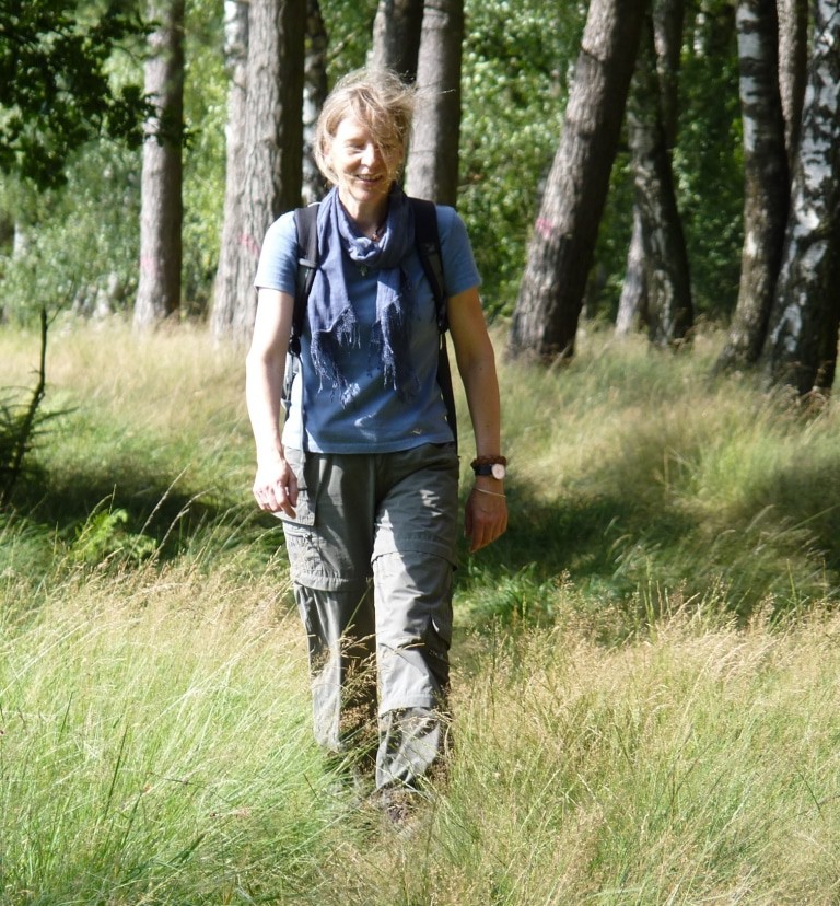 Lange, helle Hosen eignen sich derzeit bei hochgewachsenem Gras zum NORDPFADE-Wandern © TouROW