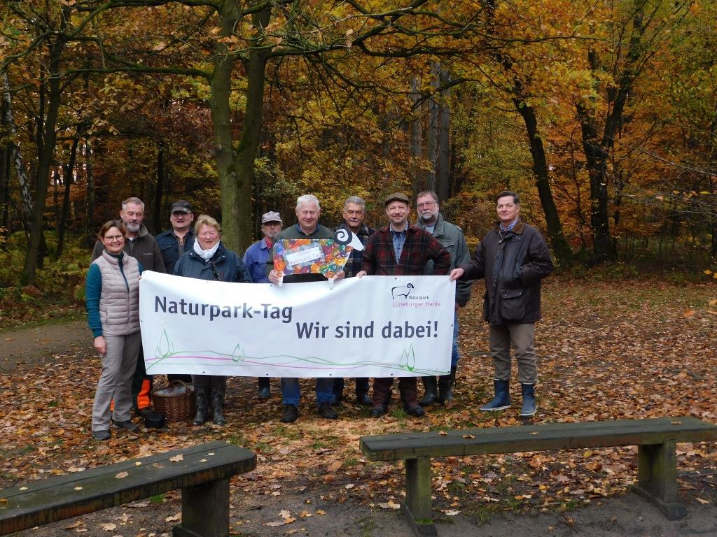 Aktionsgruppe Südergellersen mit Eckard Pols am Hambörn Foto: Naturparkregion Lüneburger Heide e.V.