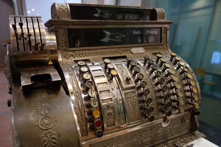 Alte Registrierkasse mit Anzeige "Mark" und "Pfenning", Museumsdorf Hösseringen Sonderausstellung 2016
