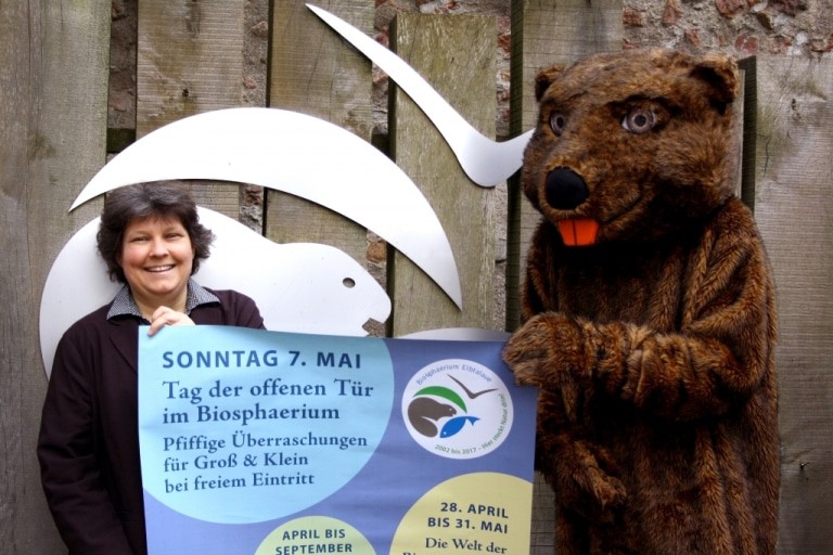 Andrea Schmidt und Bibermaskottchen Elbi laden zum Tag der offenen Tür ins Biosphaerium ein (Foto: Biosphaerium Elbtalaue GmbH)