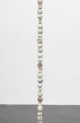 Apfelsäule (mit Raben, Mäusen, Ratten, Eichhörnchen, Kaninchen, Elster), Detail, 2016, Beton, Acrystal, Mörtel, Hohlguss, 10 x 10 x 261 cm. Courtesy der Künstler und Meyer Riegger