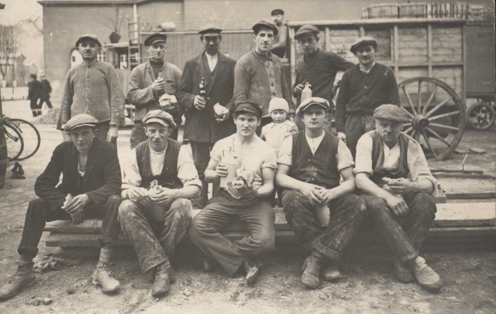 Arbeiter bei der Brotzeit in den 1920er/1930er Jahren Bild: Archiv FLMK