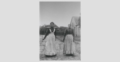 Ausstellung Trüb und Klar. Unser täglich Wasser - Zwei Frauen beim Wasserholen um 1900, Bild FLMK