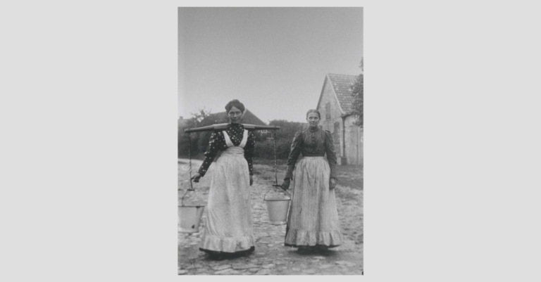 Ausstellung Trüb und Klar. Unser täglich Wasser - Zwei Frauen beim Wasserholen um 1900, Bild FLMK