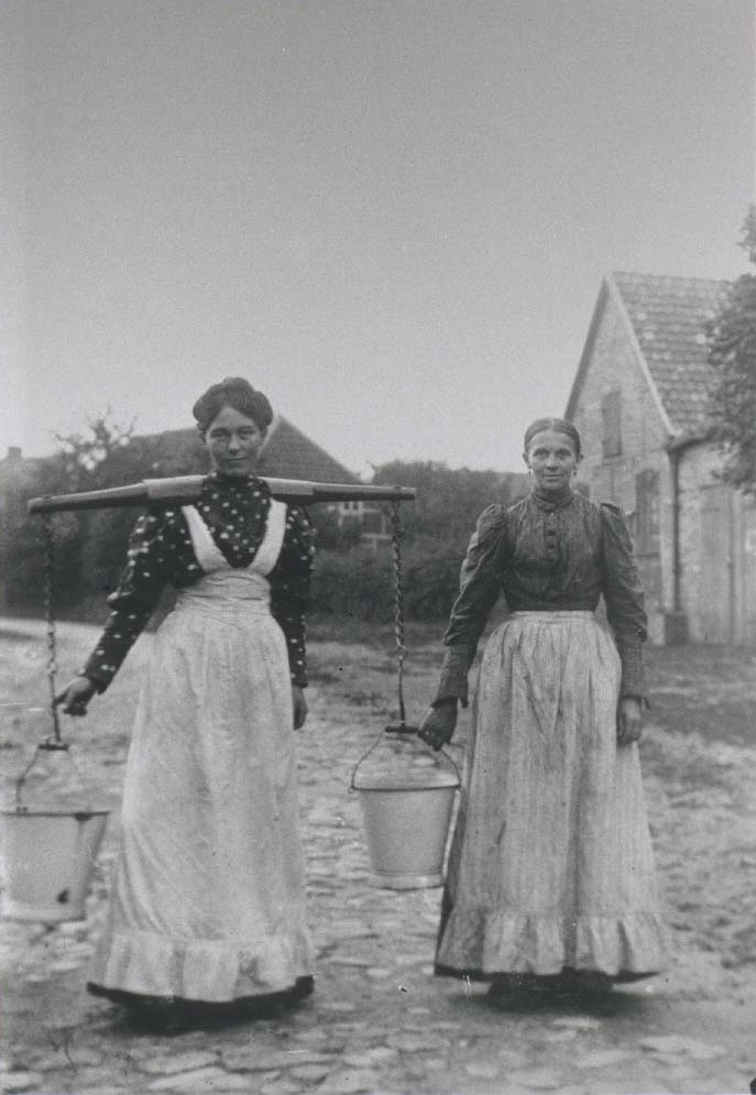 Zwei Frauen beim Wasserholen um 1900