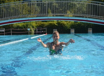 Das Rosenbad Bad Bevensen ist beliebtes Freibad nah beim Kurpark auf der anderen Seite der Ilmenau. Das Freizeitbad hat in den Sommermonaten geöffnet und bietet Urlaubern großzügige Liegewiesen an der Ilmenau, eine knapp 50 Meter lange Rutsche, ein extra Becken für Kinder, einen Sprungturm und vieles mehr. Foto: BBM/N. Lüdemann