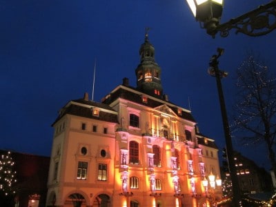 Vor dem Lüneburger Rathaus findet der Lüneburger Weihnachtsmarkt statt.