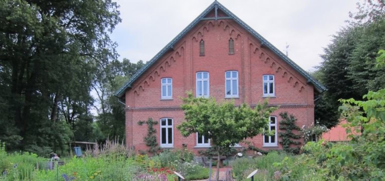 Hof Möhr, Sitz der Alfred Toepfer Akademie für Naturschutz (NNA). Der Bauerngarten wird derzeit umfassend umgestaltet und entspricht nicht mehr dem Foto.