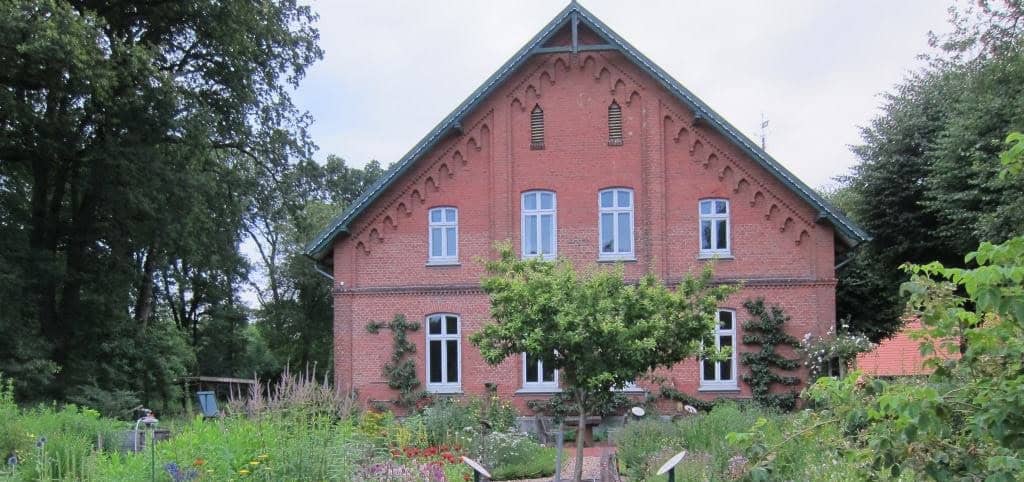 Hof Möhr, Sitz der Alfred Toepfer Akademie für Naturschutz (NNA). Der Bauerngarten wird derzeit umfassend umgestaltet und entspricht nicht mehr dem Foto.