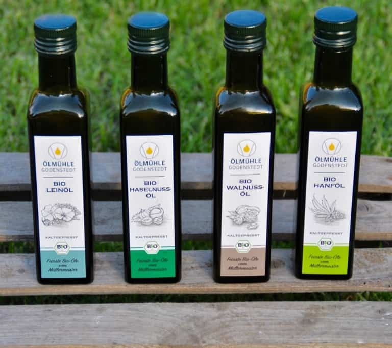 Kaltgepresste Bioöle der Ölmühle Godenstedt: Leinöl, Haselnussöl, Walnussöl und Hanföl