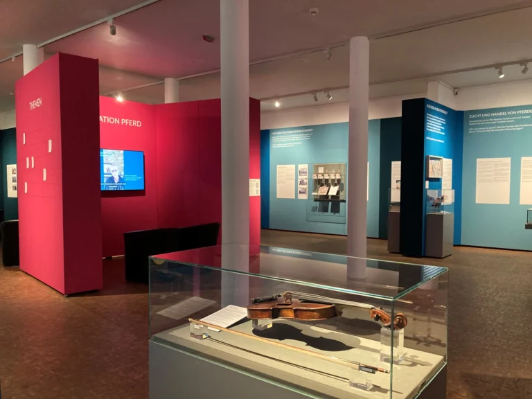 Blick in die Ausstellung © Deutsches Pferdemuseum
