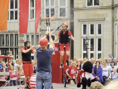 Straßenkünstler aus der ganzen Welt verwandeln beim Festival La Strada die Bremer Innenstadt rund um Rathaus und Roland in eine riesige Freiluftmanege. Copyright: Ingrid Krause / BTZ Bremer Touristik-Zentrale