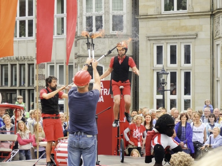Straßenkünstler aus der ganzen Welt verwandeln beim Festival La Strada die Bremer Innenstadt rund um Rathaus und Roland in eine riesige Freiluftmanege. Copyright: Ingrid Krause / BTZ Bremer Touristik-Zentrale