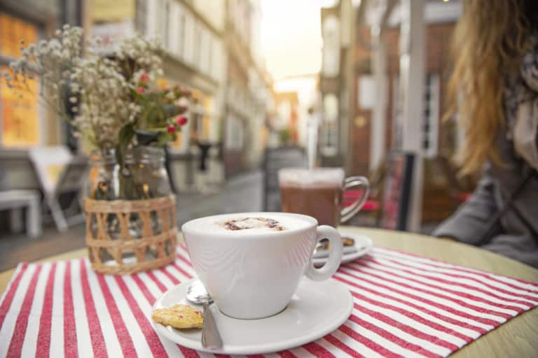 Im Schnoorviertel lässt es sich typisch bremisch Kaffeesieren. Copyright: WFB Bremen Carina Tank