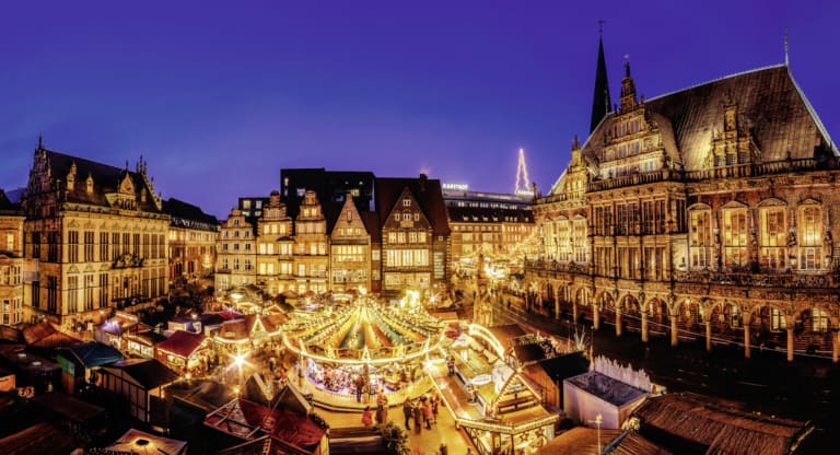 Der Weihnachtsmarkt auf dem Bremer Marktplatz bietet gemütliche Jahrmarktsbuden vor dem UNESCO- Welterbe. Copyright: WFB Bremen Jonas Ginter