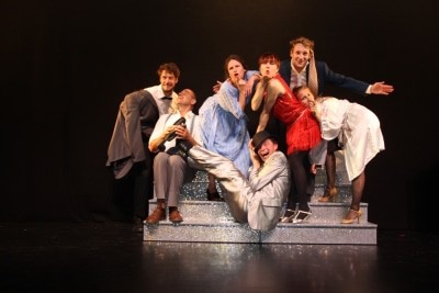 Spaß bei den Proben zu CABARET (v.l.n.r: Christoph Schulenberger, Jürgen Kaczmarek, Johanna Marx, Natascha Heimes, Alex Friedland, Rebekka Reinholz, vorn: Gintas Jocius). Foto Schlosstheater Celle / Hoffmann