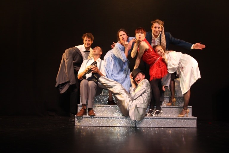 Spaß bei den Proben zu CABARET (v.l.n.r: Christoph Schulenberger, Jürgen Kaczmarek, Johanna Marx, Natascha Heimes, Alex Friedland, Rebekka Reinholz, vorn: Gintas Jocius). Foto Schlosstheater Celle / Hoffmann