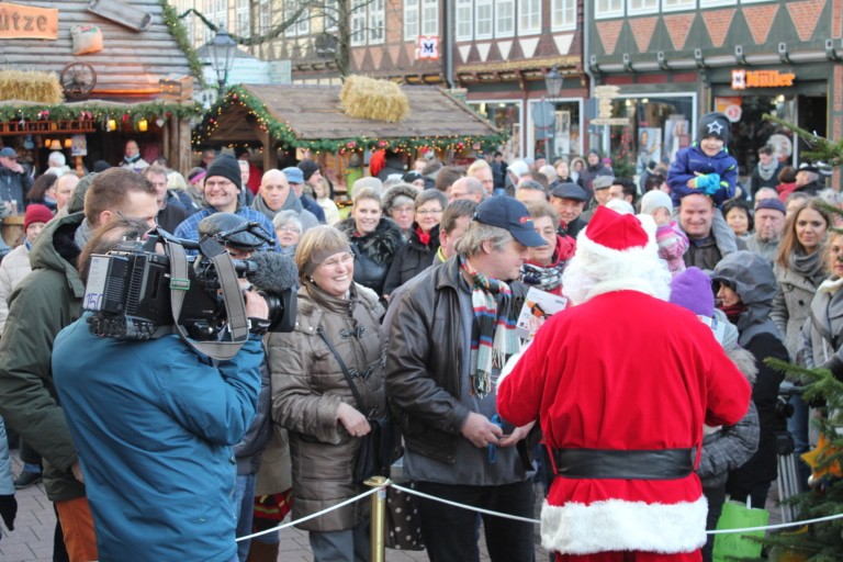 Der Weihnachtsmann macht Überstunden – Bei der großen Geschenketauschbörse am 26.12.2019 ab 15:00 Uhr auf dem Celler Weihnachtsmarkt. (Foto: Copyright Celle Tourismus und Marketing GmbH)