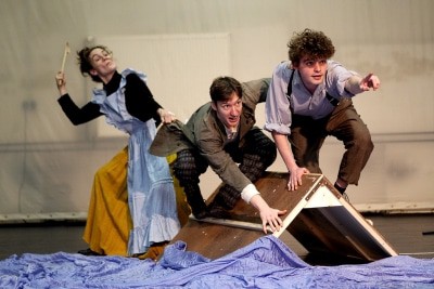Tante Polly (Verena Saake), Huckleberry Finn (Alexander Prizkau) und Tom Sawyer (Marius Lamprecht). Foto: Uwe Dreysel