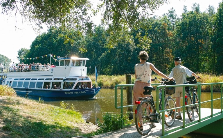 In und um Celle gibt es für Radfahrer viel zu entdecken. Ob als Gruppe, Familie oder individuell zum Beispiel bei einem Ausflug an die Aller (Bild: Copyright: CTM GmbH)